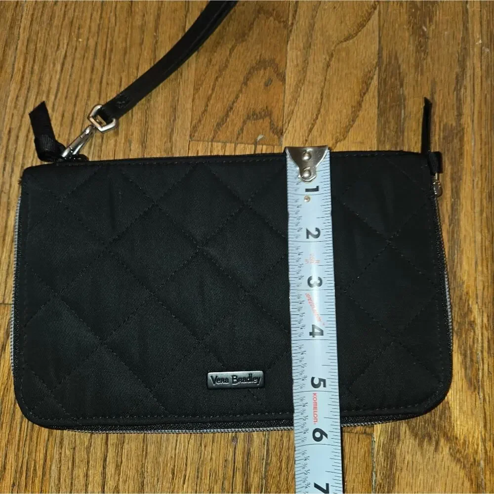 Vera Bradley on the go‎ wristlet in black. Nice condition